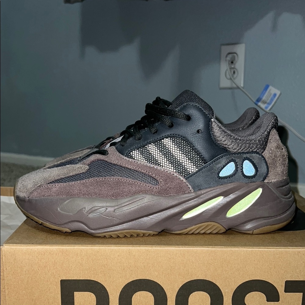 Adidas Yeezy 700